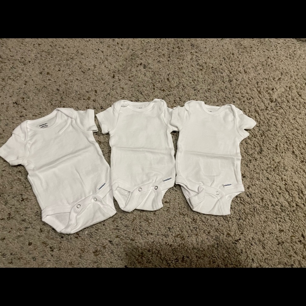 Gerber White Kids One Pieces. MUST BUNDLE